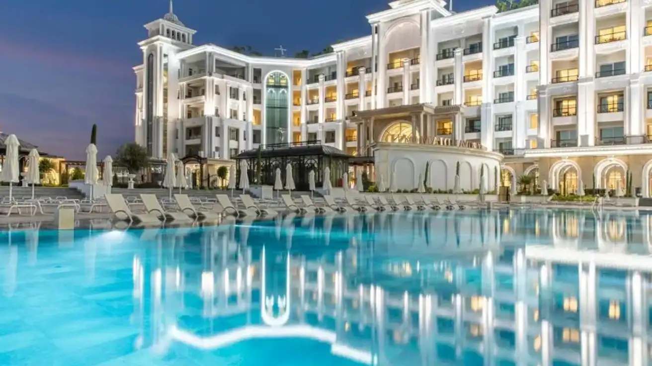 لوکسترین هتلهای قبرس شمالی: دروازهای به سوی تجربه اقامتی بینظیر در قلب مدیترانه